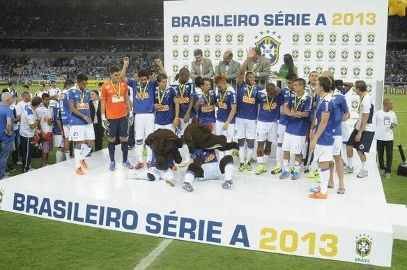 Mesmo com derrota para o Bahia, Cruzeiro fez festa e recebeu o trofu do Brasileiro
