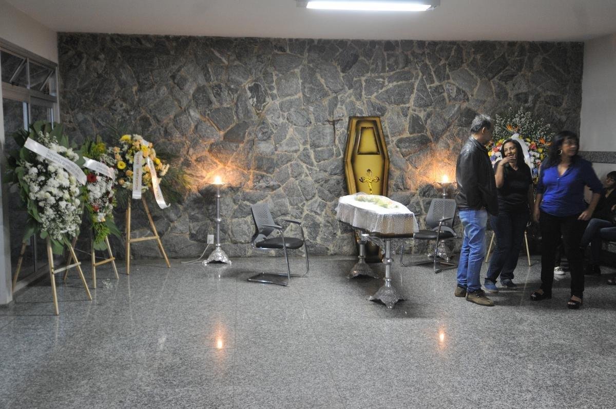 Ex-jogador do Cruzeiro, Z Carlos morreu nessa tera-feira (12/6), aos 73 anos. Ele foi velado no Cemitrio Parque da Colina, em Belo Horizonte. O enterro acontece no mesmo local.