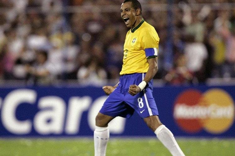 Gilberto Silva - Fez três gols com a camisa da Seleção Brasileira em amistosos em 2002: dois na goleada por 6 a 0 sobre a Bolívia, e um na goleada por 6 a 1 sobre a Islândia.