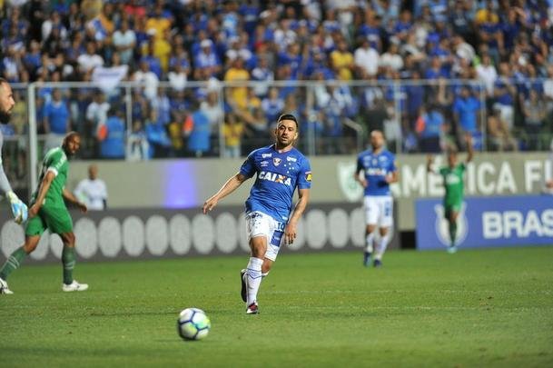 Com gols de Thiago Neves, Arrascaeta e Ded, Cruzeiro goleou a Chapecoense por 3 a 0