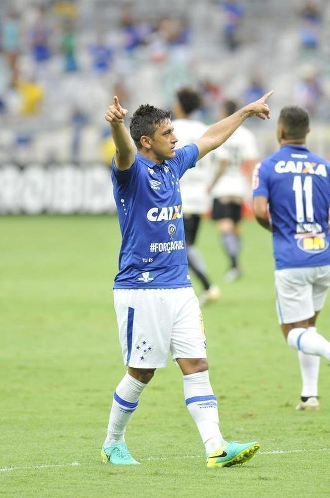 Robinho (meia) - emprestado pelo Palmeiras, fez bom segundo semestre em 2016 pelo Cruzeiro. Em 30 jogos, marcou sete gols e deu 11 assistncias. Em 2017, permaneceu em Belo Horizonte aps ser trocado em definitivo pelo atacante Willian e conquistou quatro ttulos: duas Copas do Brasil e dois Campeonatos Mineiros. No geral, o camisa 19 contabilizou 25 gols em 180 partidas a servio do clube, at ser liberado em junho de 2020.