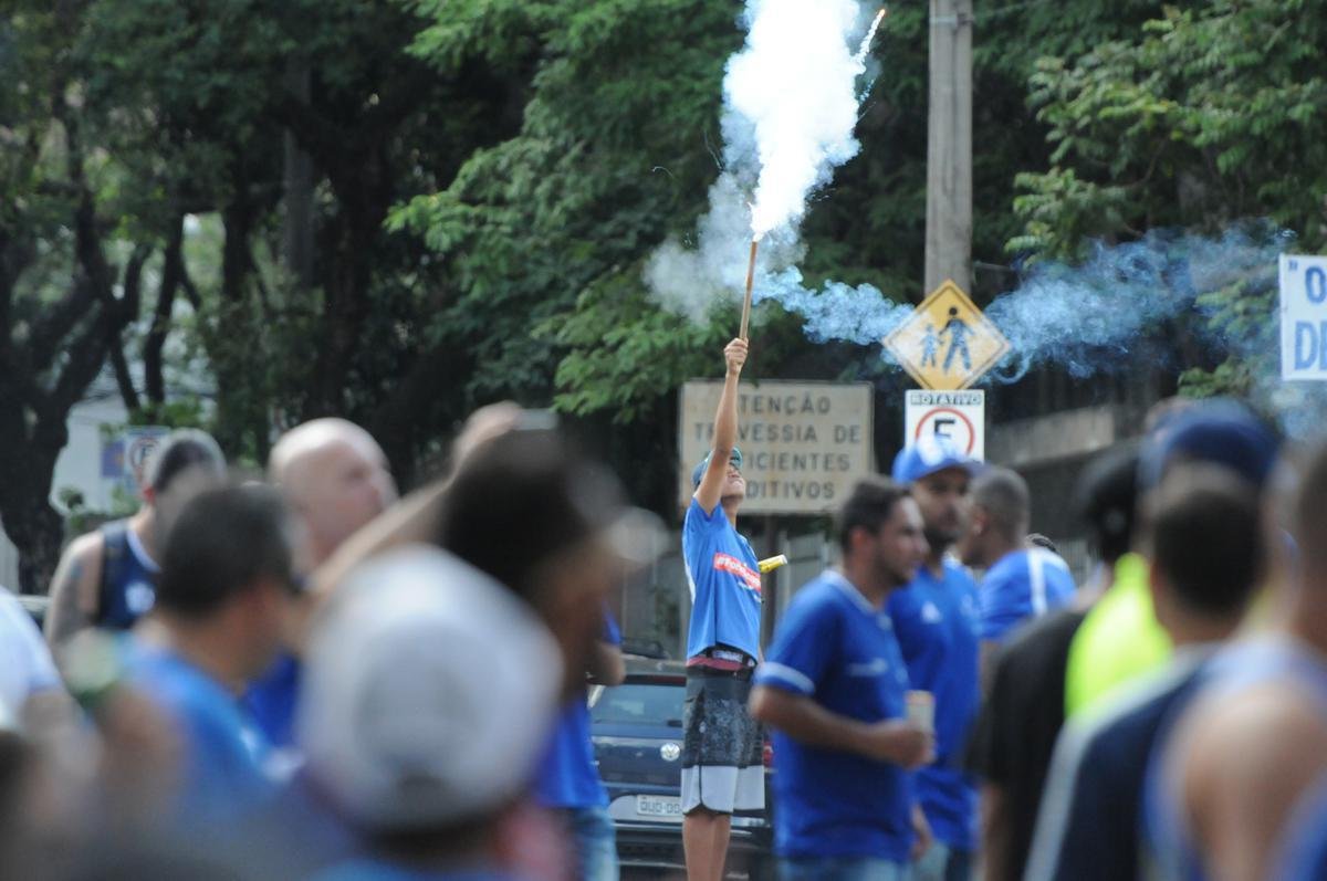 Imagens do protesto da torcida do Cruzeiro em frente ao clube social do Barro Preto