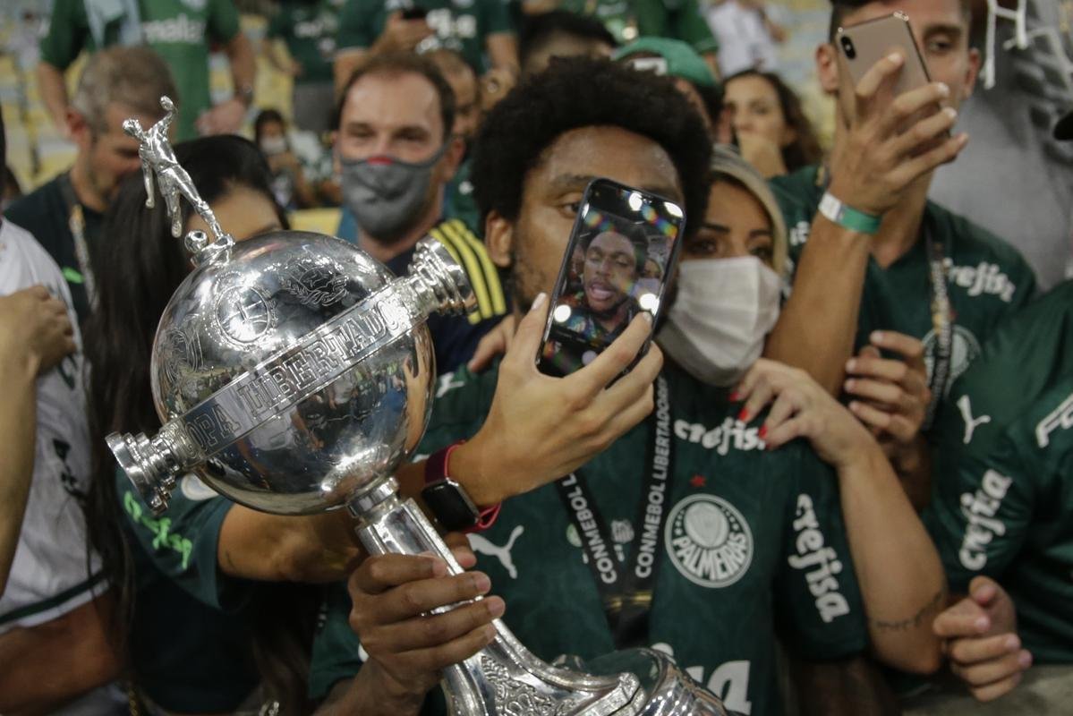 Festa do Palmeiras no Maracanã com a conquista do bicampeonato da Copa Libertadores sobre o Santos. Verdão venceu a decisão por 1 a 0 com gol do atacante Breno Lopes aos 53 do segundo tempo (AFP / Mauro Pimentel / Ricardo Moraes / Silvia Izquierdo)