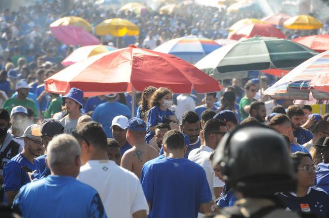 Chegada da torcida do Cruzeiro ao Mineiro para o jogo contra a Ponte Preta pela 13 rodada da Srie B do Campeonato Brasileiro. Estdio voltou a receber grande pblico