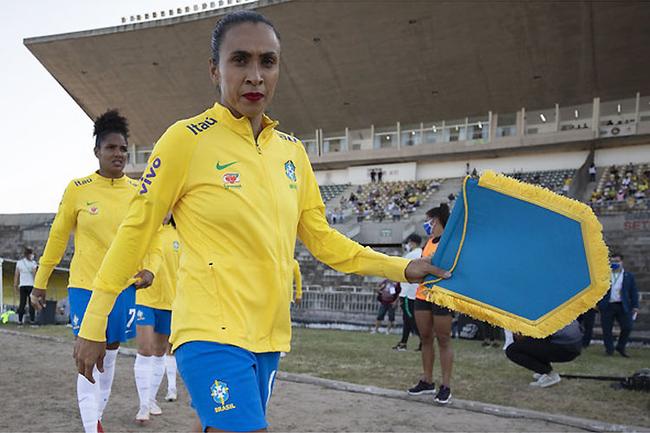 Capitã da Seleção, Marta fez um belo gol de falta e agradeceu a Pelé pela audiência