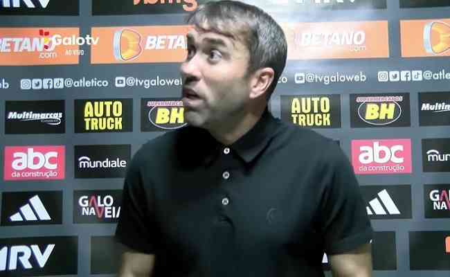 Coudet interrompe jornalista durante entrevista coletiva aps classificao do Atltico na Copa do Brasil