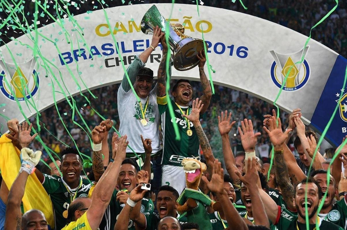 Palmeiras vence Chapecoense no Allianz Parque e conquista nono ttulo brasileiro. Dudu ergueu a taa
