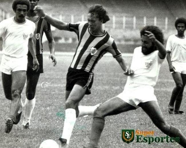 der Aleixo com a camisa do Amrica do ano de 1976