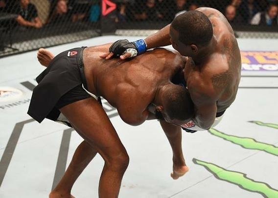 Jon Jones volta ao octógono do UFC e conquista cinturão interino