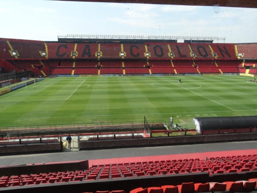 Construdo em 1946, o Cemitrio de Elefantes foi onde o Coln venceu o Santos de Pel, a Seleo Argentina, o Pearol, ento campeo mundial, e os poderosos River Plate e Boca Juniors