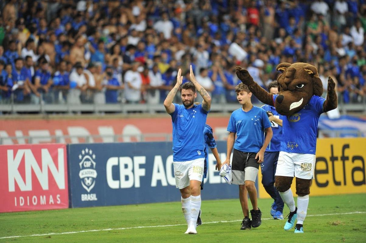 Ao lado dos filhos, Rafinha e Nicholas, Rafael Sobis foi aos prantos no Mineiro em sua despedida do futebol com a camisa do Cruzeiro. Depois de trocar a camisa com o histrico craque celeste Dirceu Lopes, ele saudou os torcedores e teve o nome gritado pelo estdio lotado. Noite foi de muita emoo para o agora ex-atacante, de 36 anos.