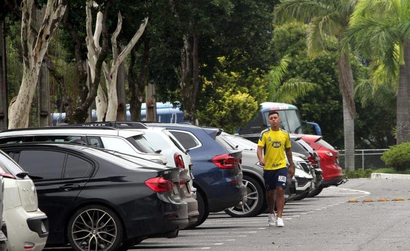 Atacante Vinícius Popô, que estava emprestado ao Goiás, passando pelo pátio da Toca da Raposa II em dia de apresentação do elenco
