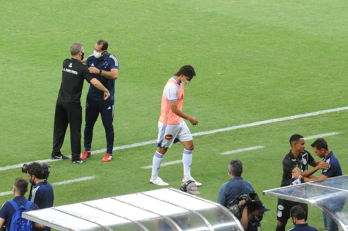 Fotos do jogo entre Cruzeiro e Ponte Preta, no Mineiro, em Belo Horizonte, pela 12 rodada da Srie B do Campeonato Brasileiro
