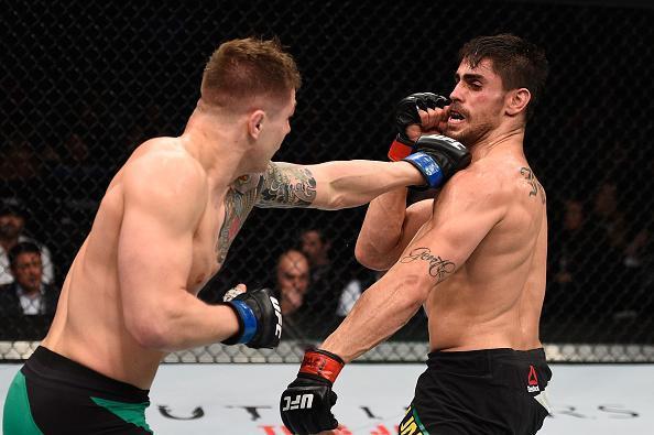 Antnio Cara de Sapato (luvas vermelhas) venceu Marvin Vettori por deciso unnime (triplo 29-28)