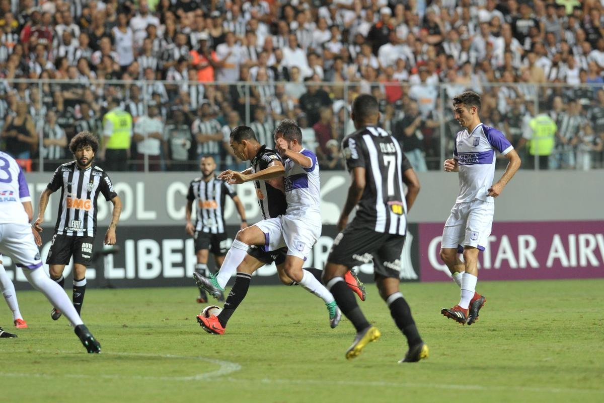 Lances do primeiro tempo do duelo entre Atltico e Defensor, pela terceira fase da Copa Libertadores