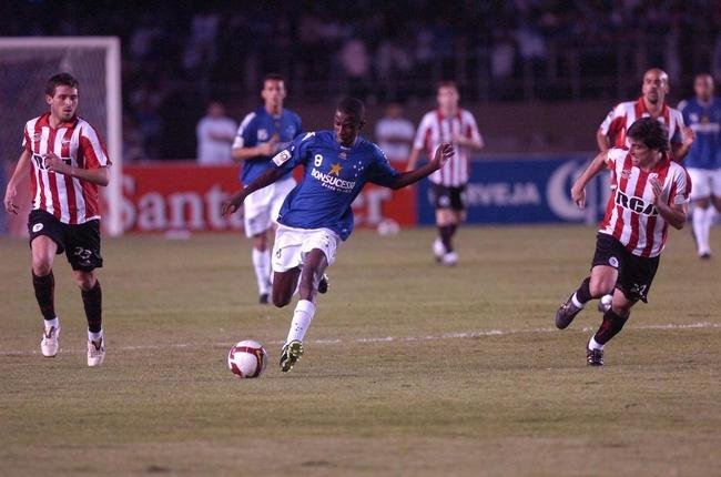 Ramires: Cruzeiro embolsou 6 milhes do total de 7,5 milhes de euros investidos pelo Benfica-POR na contratao do meio-campista, em maio de 2009. Em reais, importncia financeira correspondeu a R$ 16,8 milhes.