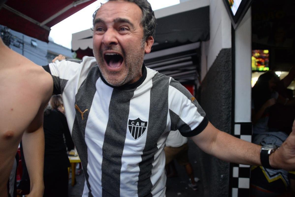 Festa atleticana no Bar do Salomo, em BH, com a conquista do ttulo da Supercopa do Brasil. Galo venceu o Flamengo por 8 a 7 nos pnaltis aps empate por 2 a 2 no tempo normal