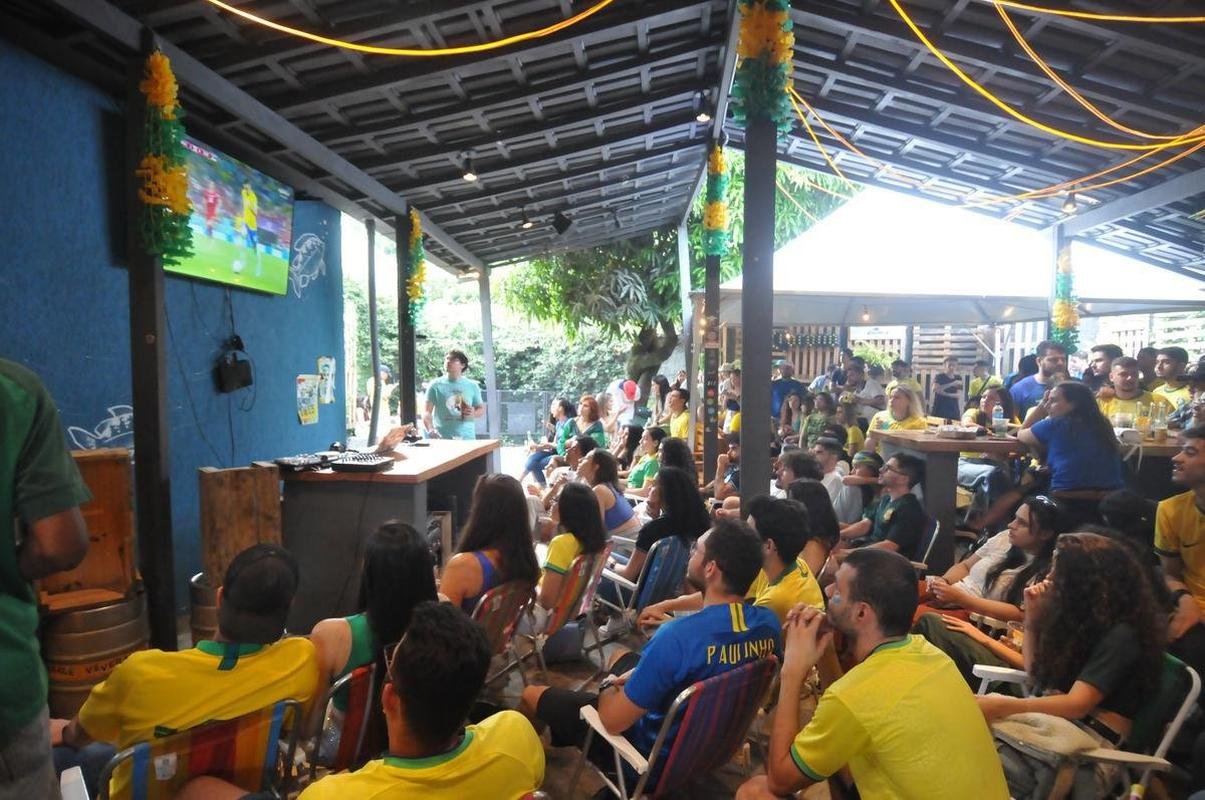 Na Avenida Fleming, em BH, bares lotam em jogo do Brasil na Copa