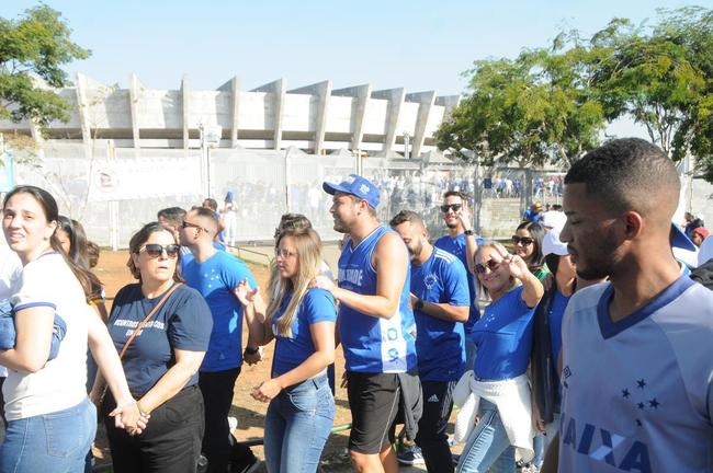 Chegada da torcida do Cruzeiro ao Mineiro para o jogo contra a Ponte Preta pela 13 rodada da Srie B do Campeonato Brasileiro. Estdio voltou a receber grande pblico