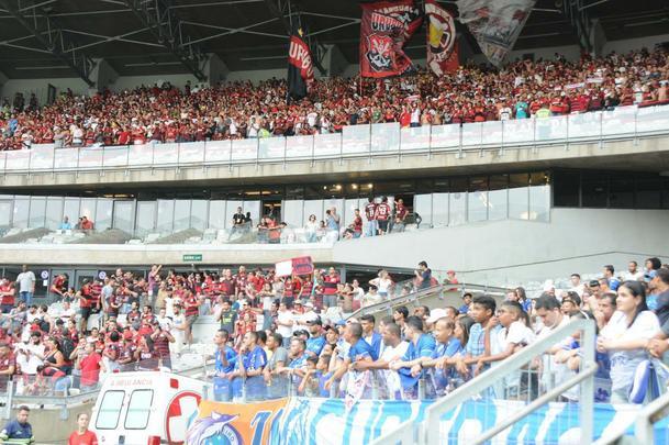 Torcidas de Cruzeiro e Flamengo fizeram a festa em duelo das equipes no Mineiro