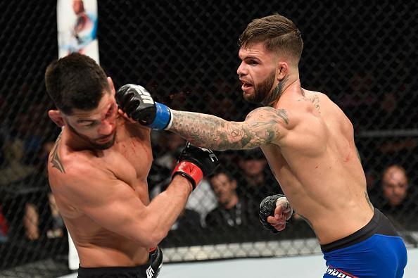 Cody Garbrandt (luvas azuis) venceu Dominick Cruz por deciso unnime e conquistou o cinturo dos galos