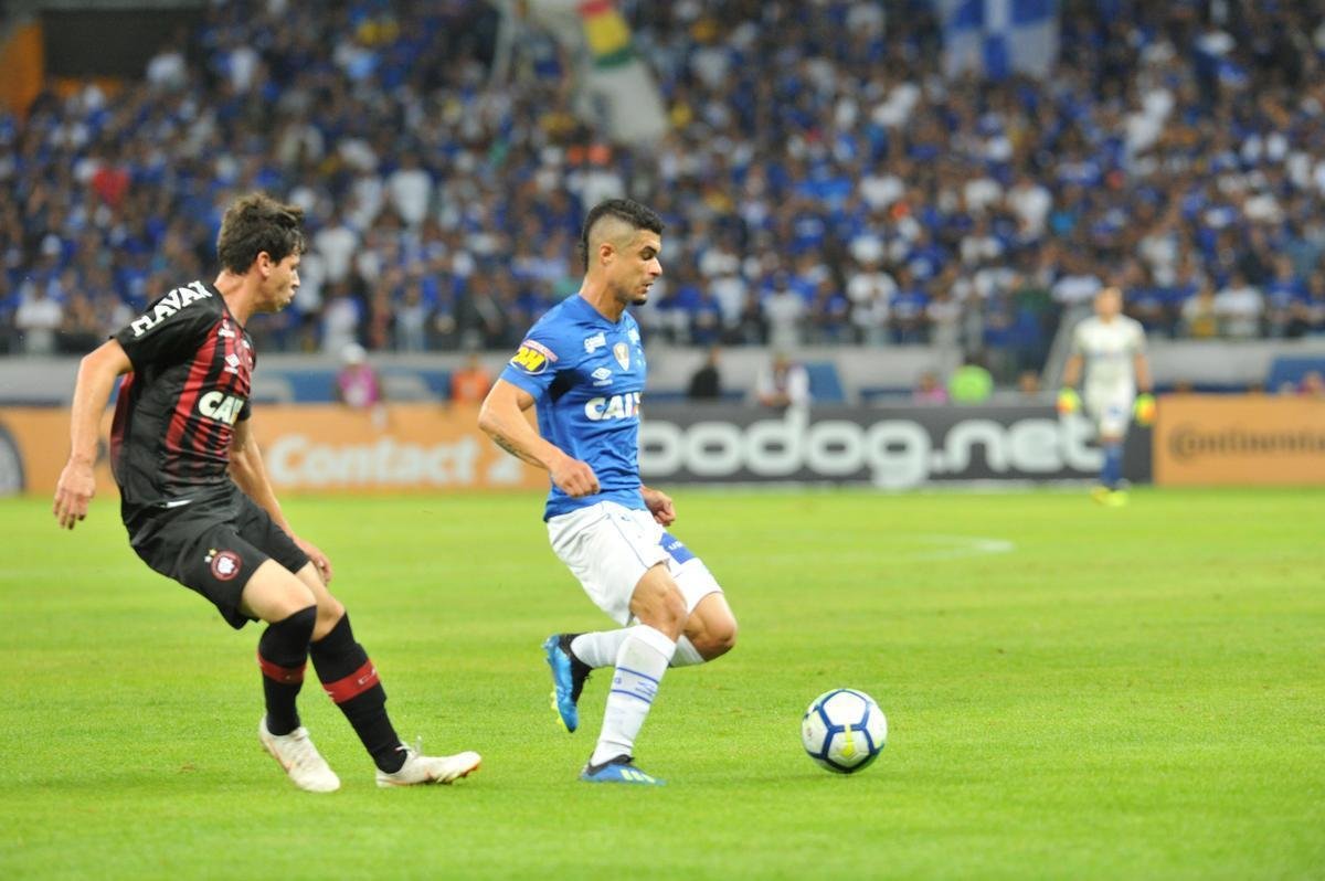 Lances do primeiro tempo da partida entre Cruzeiro e Atltico-PR, no Mineiro, pelas oitavas de final da Copa do Brasil