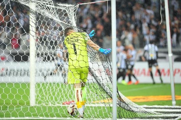 No segundo tempo, Char recebeu bola de Cazares e marcou o segundo do Atltico: 2 a 0