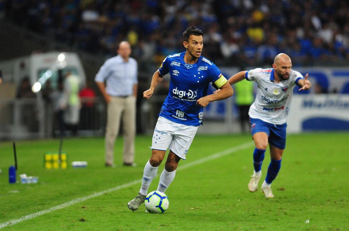 O volante Henrique chegou ao Cruzeiro em 2008 por indicao do tcnico Adilson Batista. Desde ento, fez histria e se tornou um dos jogadores mais vitoriosos com a camisa azul. Em algumas temporadas, exerceu papel de capito. Na Toca, conquistou duas Copas do Brasil (2017 e 2018), dois Campeonatos Brasileiros (2013 e 2014) e seis Campeonatos Mineiros (2008, 2009, 2011, 2014, 2018 e 2019).