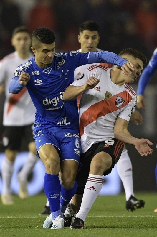 Fotos do primeiro tempo do duelo entre River Plate e Cruzeiro, no Monumental de Núñez, em Buenos Aires, pela ida das oitavas de final da Copa Libertadores