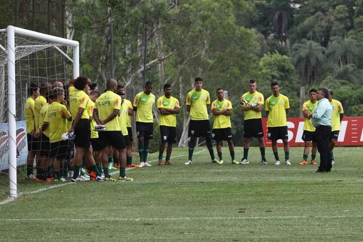 O elenco do Amrica se reapresentou para a temporada 2015 na tarde desta segunda-feira, no CT Lanna Drumond. Depois de reunio com integrantes do conselho de administrao, os jogadores foram para um campo secundrio, onde realizaram o primeiro trabalho com bola. O gramado principal passa por reformas.