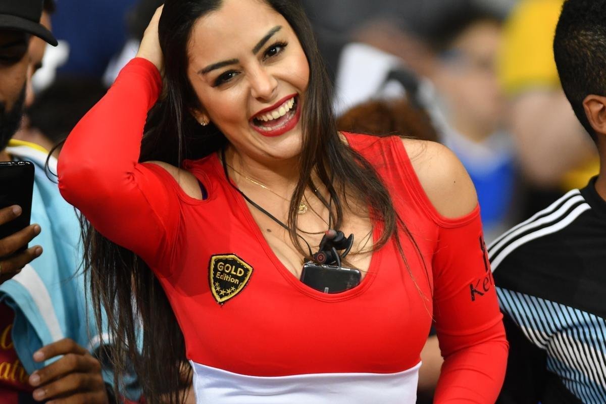 Larissa Riquelme manteve tradio de colocar celular entre os seios, foi calorosa com torcedores e apoiou Paraguai de forma efusiva no Mineiro