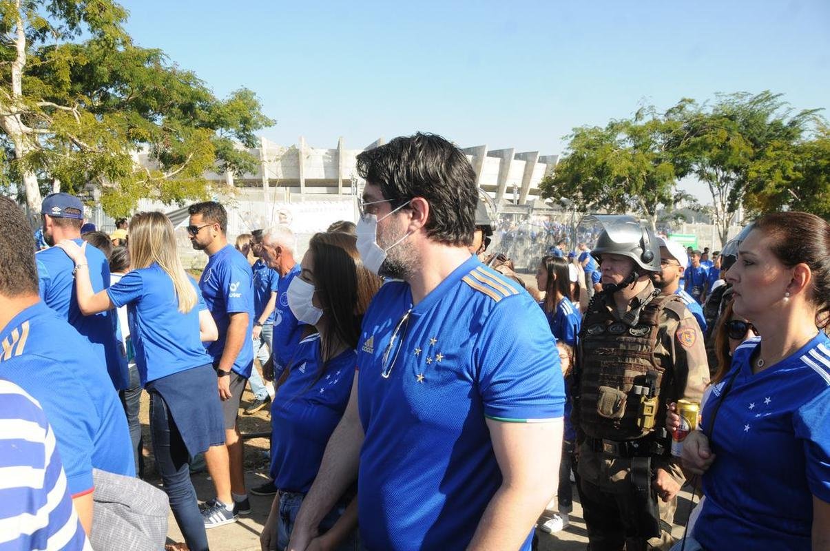 Chegada da torcida do Cruzeiro ao Mineiro para o jogo contra a Ponte Preta pela 13 rodada da Srie B do Campeonato Brasileiro. Estdio voltou a receber grande pblico