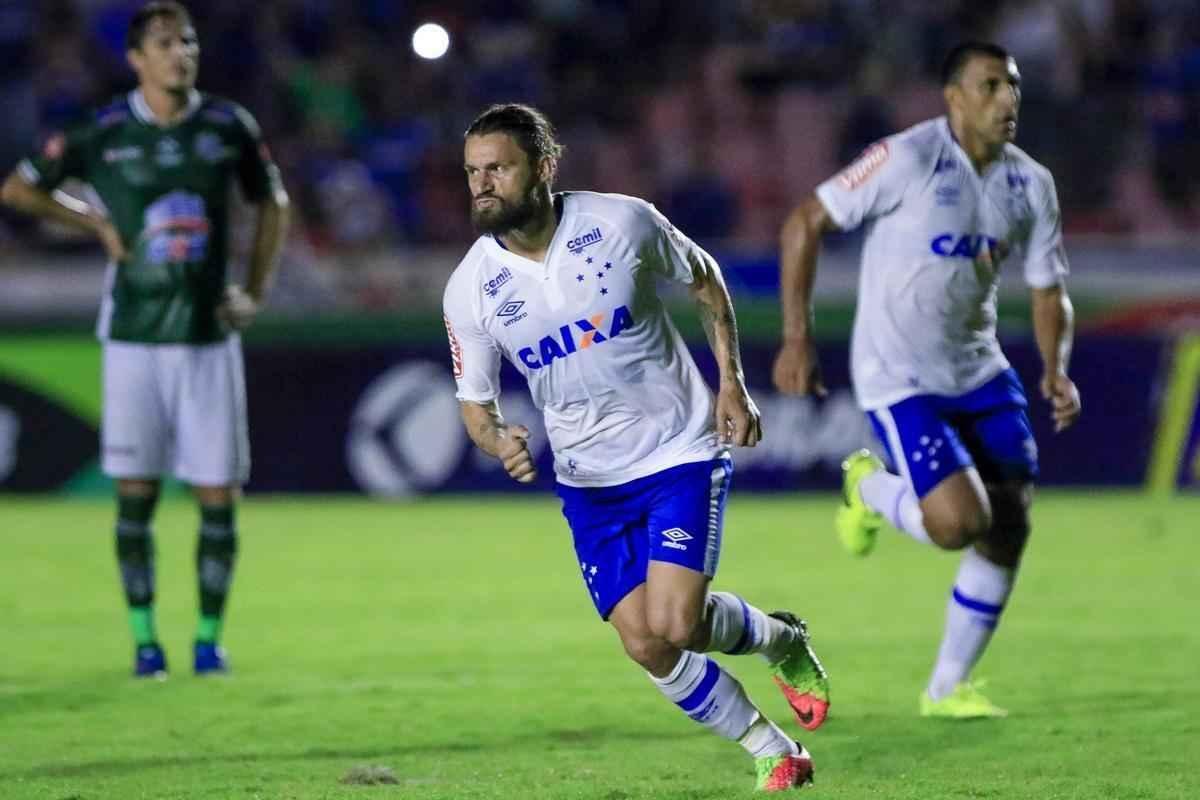 Imagens do jogo entre Uberlndia e Cruzeiro, no Parque do Sabi, pelo Campeonato Mineiro