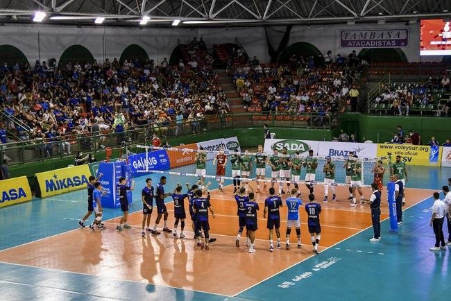 Cruzeiro se garantiu na decis�o do Sul-Americano de V�lei ao bater os argentinos do Policial Voley por 3 sets a 0, neste s�bado (5), no Gin�sio do Riacho, em Contagem. As parciais foram de 25/20, 29/27 e 25/16