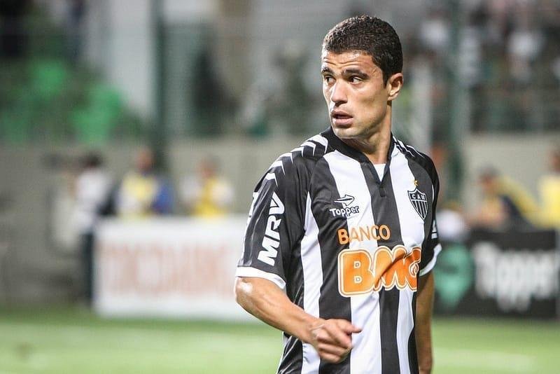 Leonardo chegou ao Atltico para ser opo no ataque em 2012, que contava apenas com J. O centroavante fez 15 jogos e quatro gols pelo Galo. Ele foi responsvel por garantir vitrias contra So Paulo e Sport e empate com o Flamengo, resultados cruciais na campanha daquele ano. Em 2013, foi emprestado e depois no jogou mais pelo clube.