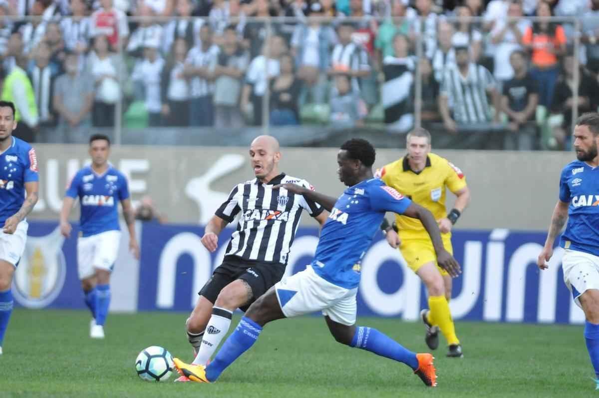 Ainda no primeiro tempo, o Atltico virou, com gols de Cazares, de falta, e Fred: 2 a 1