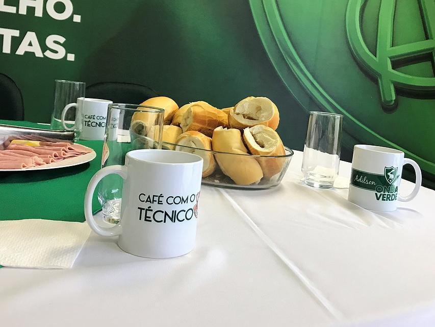 Adilson Batista recebeu grupo de torcedores do Amrica em caf da manh no CT Lanna Drumond