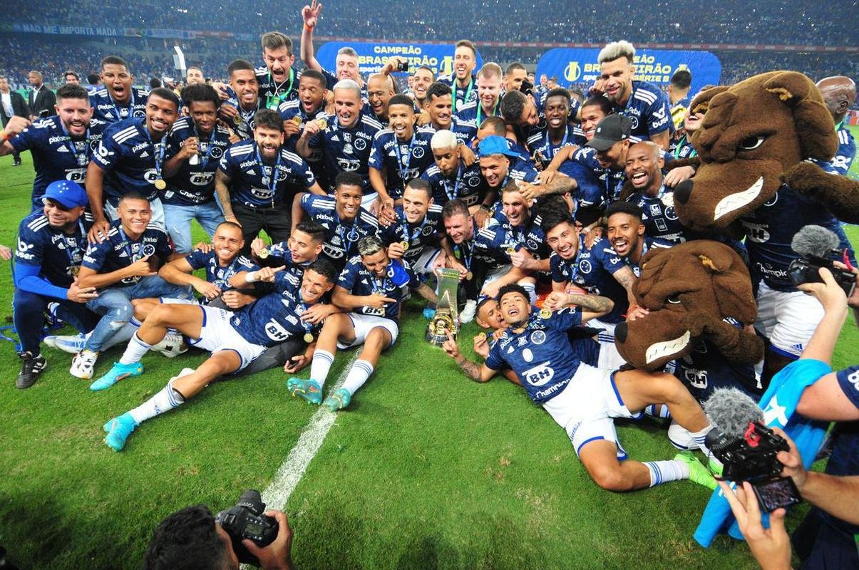 Cruzeiro levanta a taa da Srie B e faz festa no Mineiro