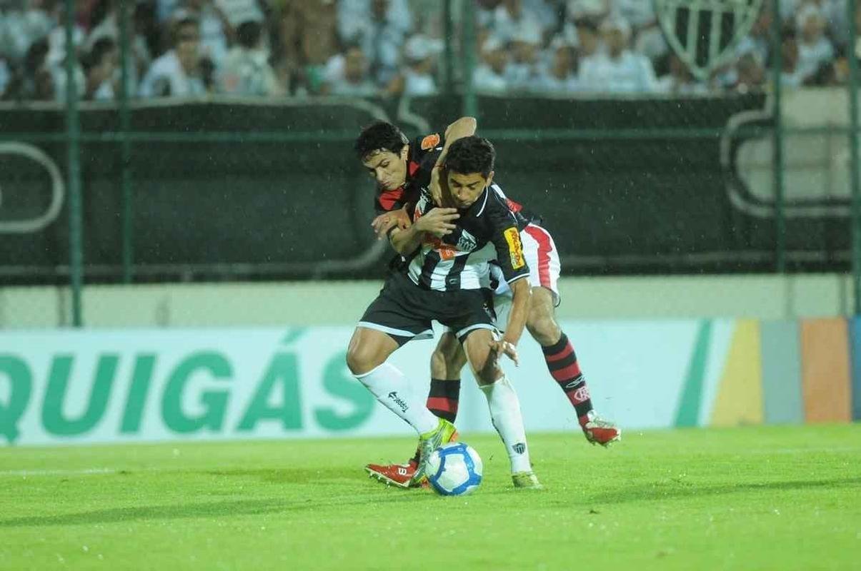 Pelo Brasileiro de 2010, na Arena do Jacar, o Atltico goleou Flamengo por 4 a 1. Os tentos foram marcados por Renan Oliveira, duas vezes, Diego Tardelli e Obina.