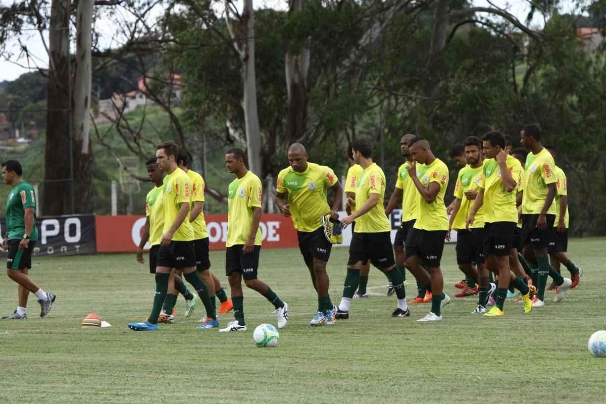 O elenco do Amrica se reapresentou para a temporada 2015 na tarde desta segunda-feira, no CT Lanna Drumond. Depois de reunio com integrantes do conselho de administrao, os jogadores foram para um campo secundrio, onde realizaram o primeiro trabalho com bola. O gramado principal passa por reformas.