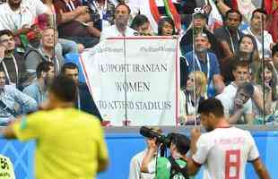 Cartazes contra a proibio da entrada de mulheres em estdios no Ir foram expostos na Arena Ecaterimbugo
