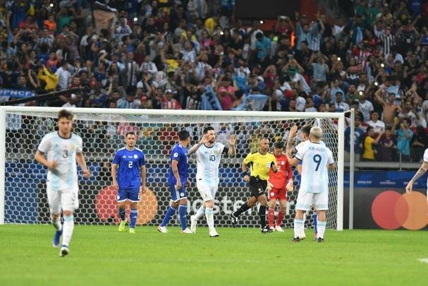 Fotos do empate por 1 a 1 entre Argentina e Paraguai, no Mineiro, pela Copa Amrica