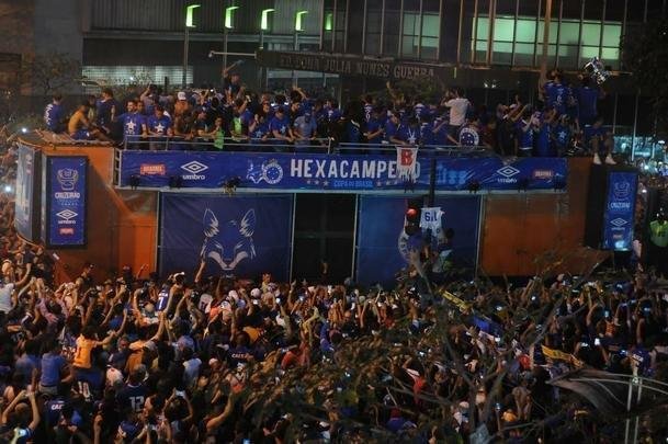 Com trio eltrico de jogadores e mais de 20 mil torcedores, Cruzeiro fez a festa na Praa Sete! Veja as melhores fotos