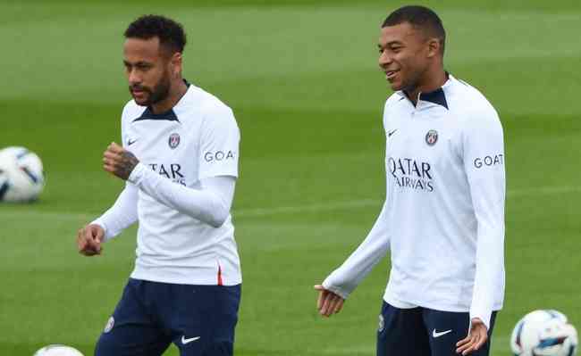 Neymar e Mbapp durante treinamento no CT do PSG