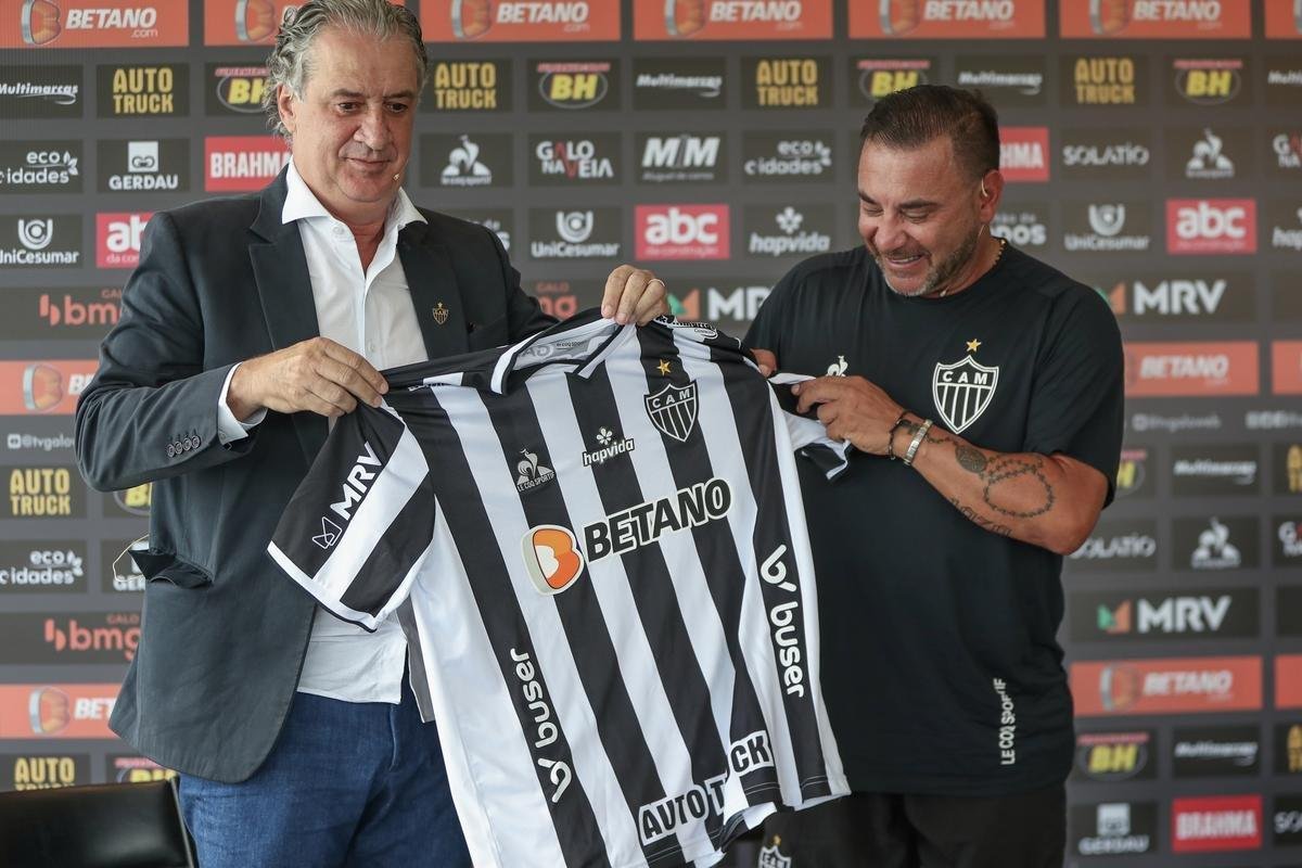 O técnico argentino 'El Turco' Mohamed foi apresentado pelo Atlético nesta terça-feira (25/01) ao lado do presidente do clube, Sérgio Coelho.
