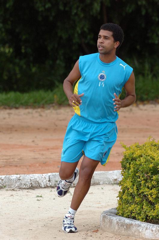 Titular em 2003, Leandro foi vendido ao Porto em novembro de 2004 por US$ 2,45 milhões. Sua experiência em Portugal foi ligeira: 10 jogos em seis meses e o retorno ao Cruzeiro por empréstimo em julho de 2005. Se em sua primeira passagem pelo clube o lateral-esquerdo disputou 142 jogos, na segunda participou de apenas 35 em razão das sucessivas lesões.