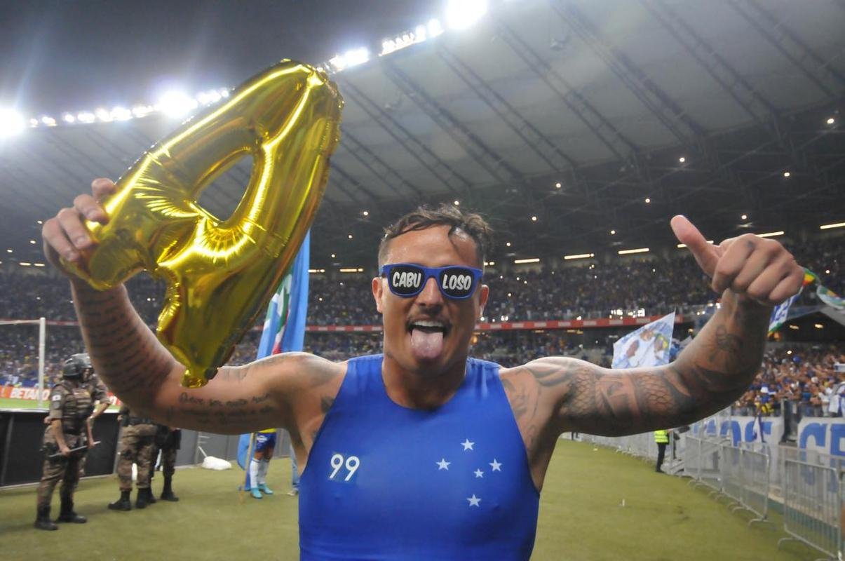 Fotos da grande festa da torcida e do time do Cruzeiro aps a vitria sobre o Operrio, por 1 a 0, que aproximou o time celeste do acesso  Srie A