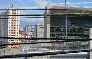 Passados quatro dias de trabalho em turno triplo no Independ�ncia, a instala��o das arquibancadas m�veis avan�a. Concession�ria LuArenas pretende submeter projeto ao Grupo Consultivo da Arena Independ�ncia (GCAI) ainda esta semana para tentar obter parecer positivo e ampliar capacidade do est�dio de 23 mil para 30 mil espectadores.