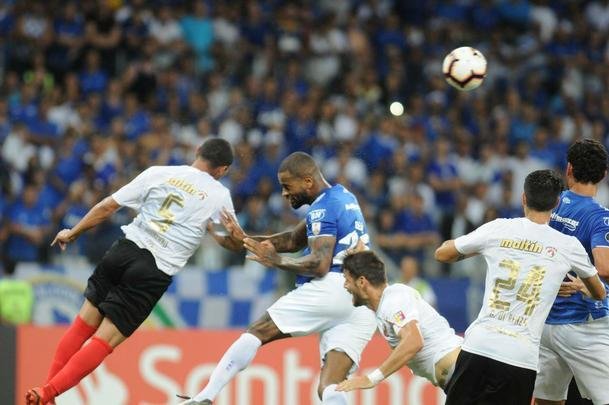 Fotos do jogos entre Cruzeiro e Deportivo Lara no Mineiro