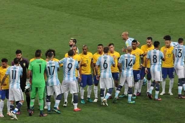 Jogadores se cumprimentam no Mineiro